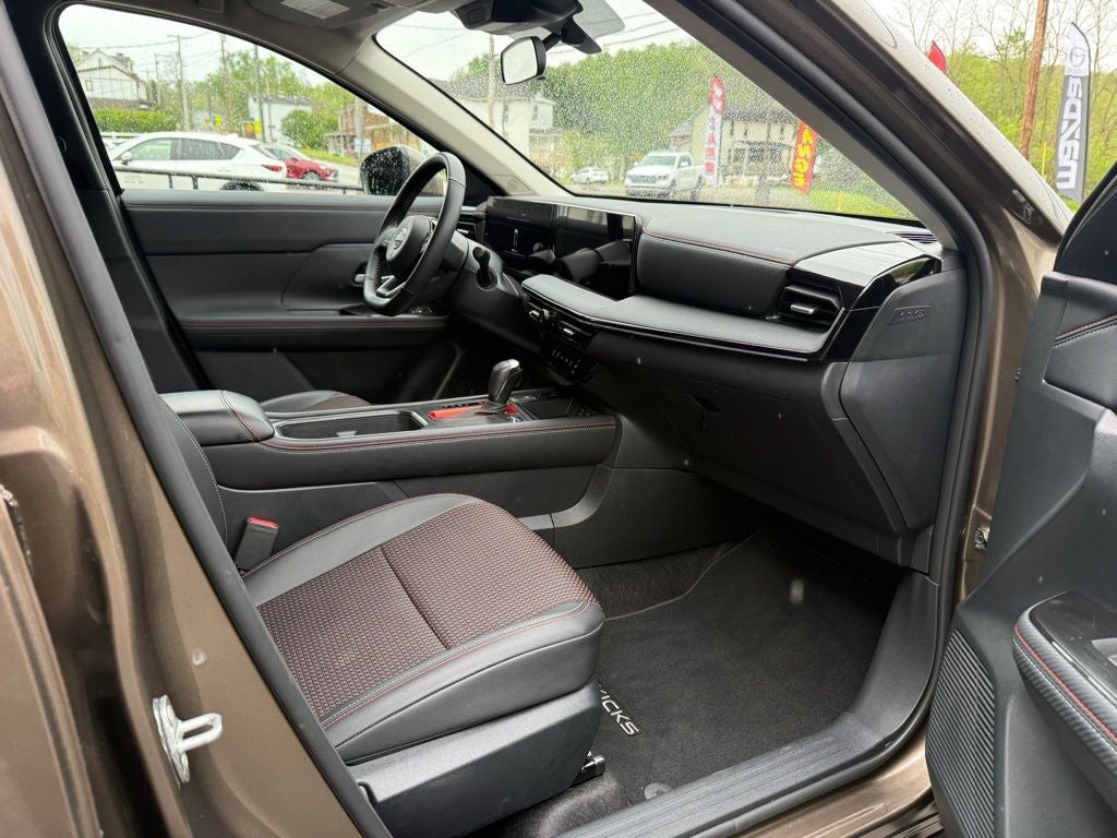 2025 Nissan Kicks SR